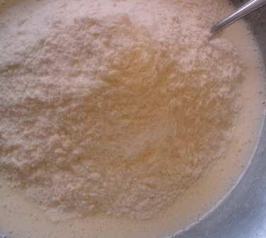 всипаємо борошно порціями