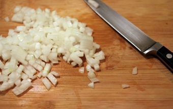 дрібно рубаємо цибулю