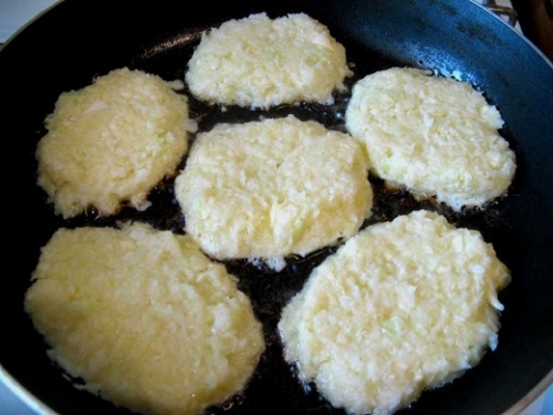 Обсмажуємо котлети на розпеченій сковороді