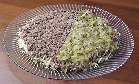 викладаємо м'ясо і огірки