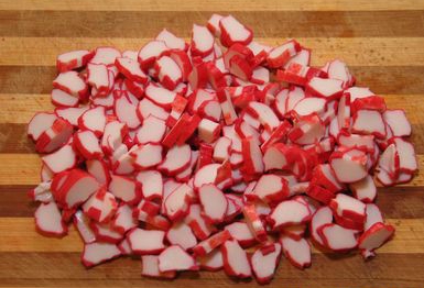 Подрібнюємо крабові палички