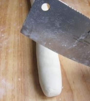 скачуємо тісто в сосиску