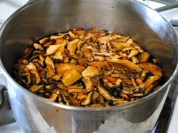 кладемо гриби в каструлю