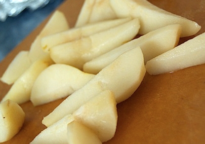 Нарізаємо груші на шматочки