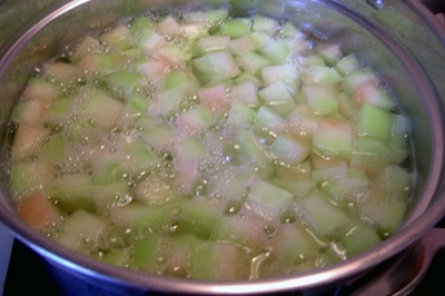 Бланшируем кавунові кірки