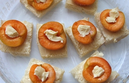 хліб з абрикосами