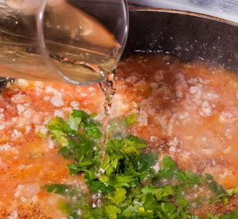 додаємо вино до соусу