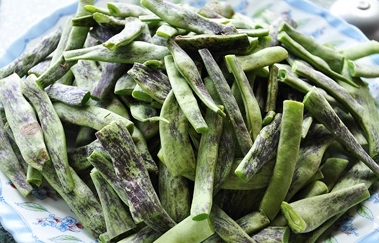 Стручки квасолі промиваємо і ріжемо навпіл