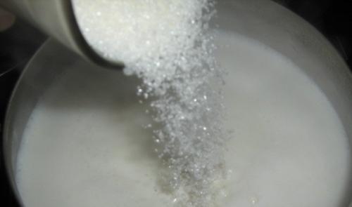 всипаємо в молоко цукор