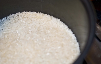 висипаємо рис в каструлю