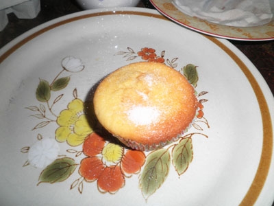 кекс на тарілці