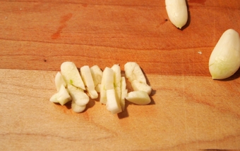 нарізаємо часник на шматочки