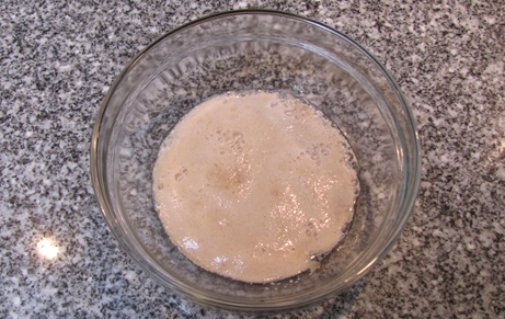 розчиняємо дріжджі з медом у воді