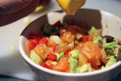 салат з авокадо з лососем