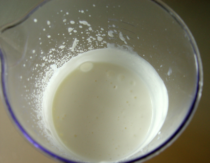 збиваємо сметану з цукром