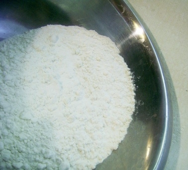 змішуємо борошно з розпушувачем