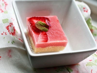 тістечко на тарілці