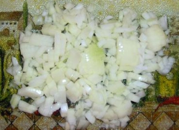 Подрібнюємо цибулю
