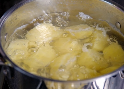 відварюємо картоплю