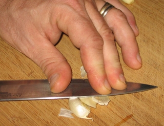 натискаємо на часник ножем