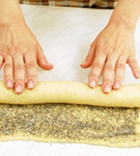 Звертаємо тісто в рулет