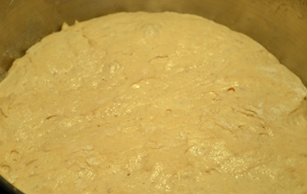 додаємо в дріжджову суміш борошно