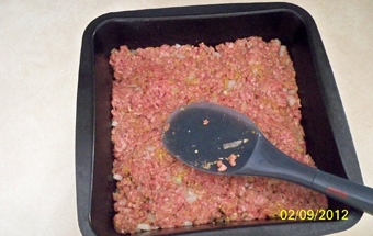 викладаємо перший шар - м'ясну суміш