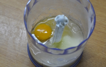 додаємо до банановому пюре цукор і яйце