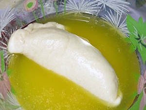 вмочаємо пиріжки в рідкому мастилі