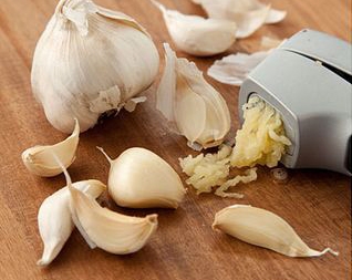 Очищаємо і подрібнюємо зубчики часнику