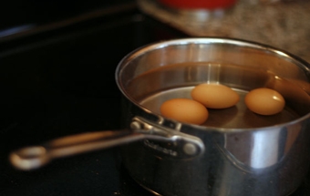 відварюємо яйця