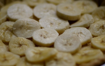 на бісквітні квадратики викладаємо бананові кружечки