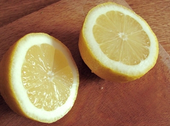 Розрізаємо лимон на дві половинки