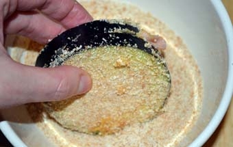 занурюємо бутерброди яйця, а потім в сухарі