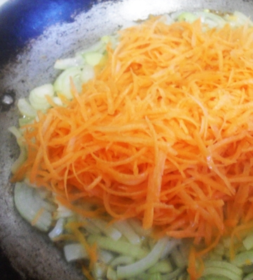 Обсмажуємо цибулю і моркву