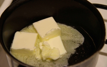 розтоплюємо вершкове масло