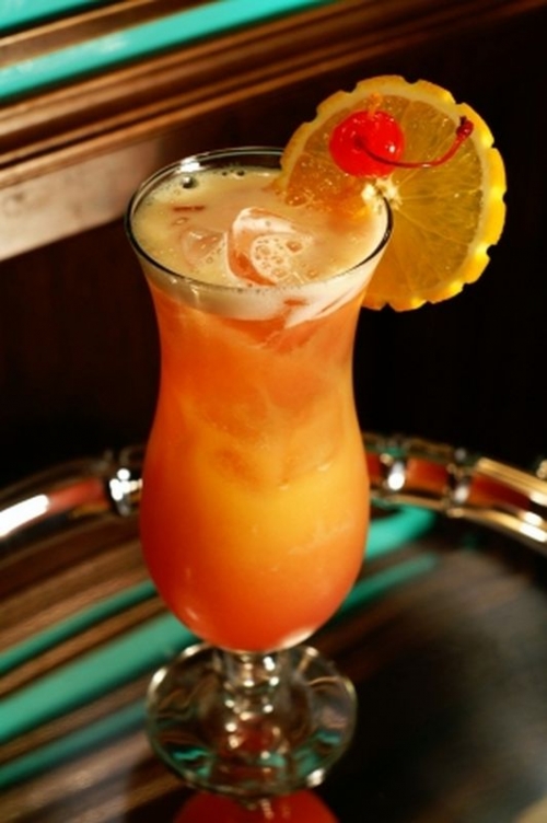 подаємо коктейль