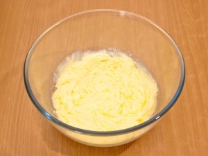 змішуємо масло з цукром