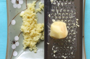 натираємо корінь імбиру на середній терці