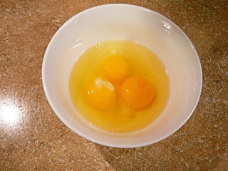 розбиваємо яйця в ємність