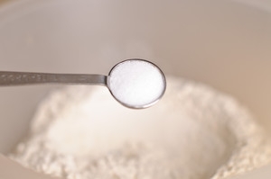 просіваємо борошно з сіллю