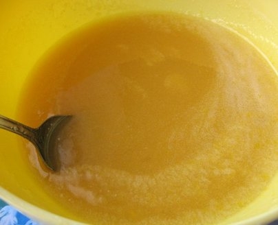 цукор,мед,яйця і масло розтоплюємо на вогні