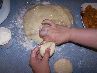 формуємо з тіста кульки