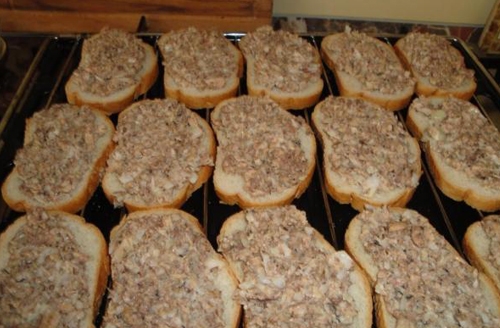 Змащуємо шматочки хліба головною начинкою страви