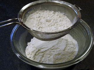 просіваємо борошно