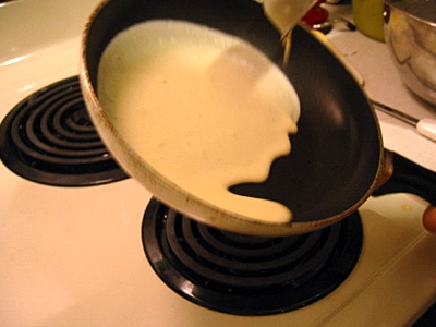 виливаємо тісто на сковороду