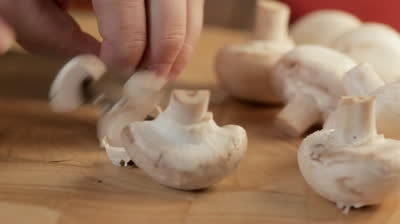 нарізаємо гриби