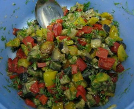 додаємо в миску подрібнену зелень