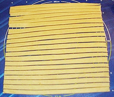 Ріжемо тісто на смужки