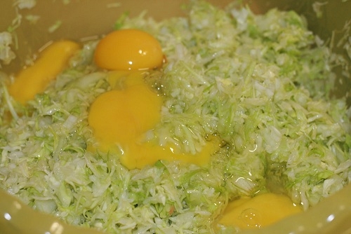 З'єднуємо капусту з цибулею, яйцями та хлібом